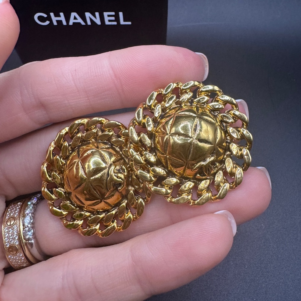 LOT 1530 24K gold plated CHANEL vintage clip on earrings - Picture 9 of 10